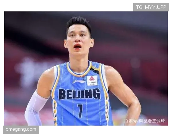 林书豪拎着一双价格能让普通工资脸红的球鞋排队买夜宵，笑得像隔壁老王